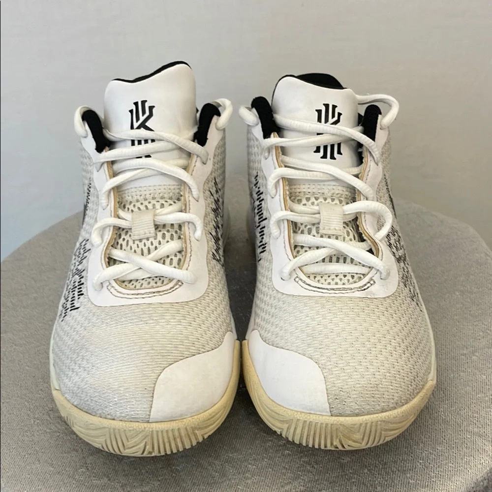Nike Kyrie Flytrap Basketball Shoes Youth Size 3Y US –– White/Black/Green(D5)✨